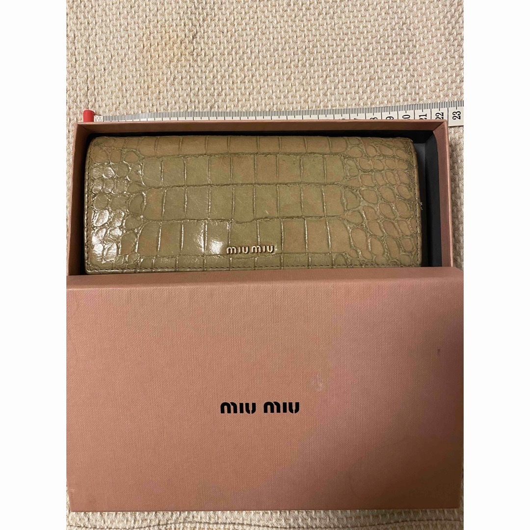 miumiu(ミュウミュウ)のmiumiu  ミュウミュウ　長財布  クロコ型押し レザー　ベージュ レディースのファッション小物(財布)の商品写真