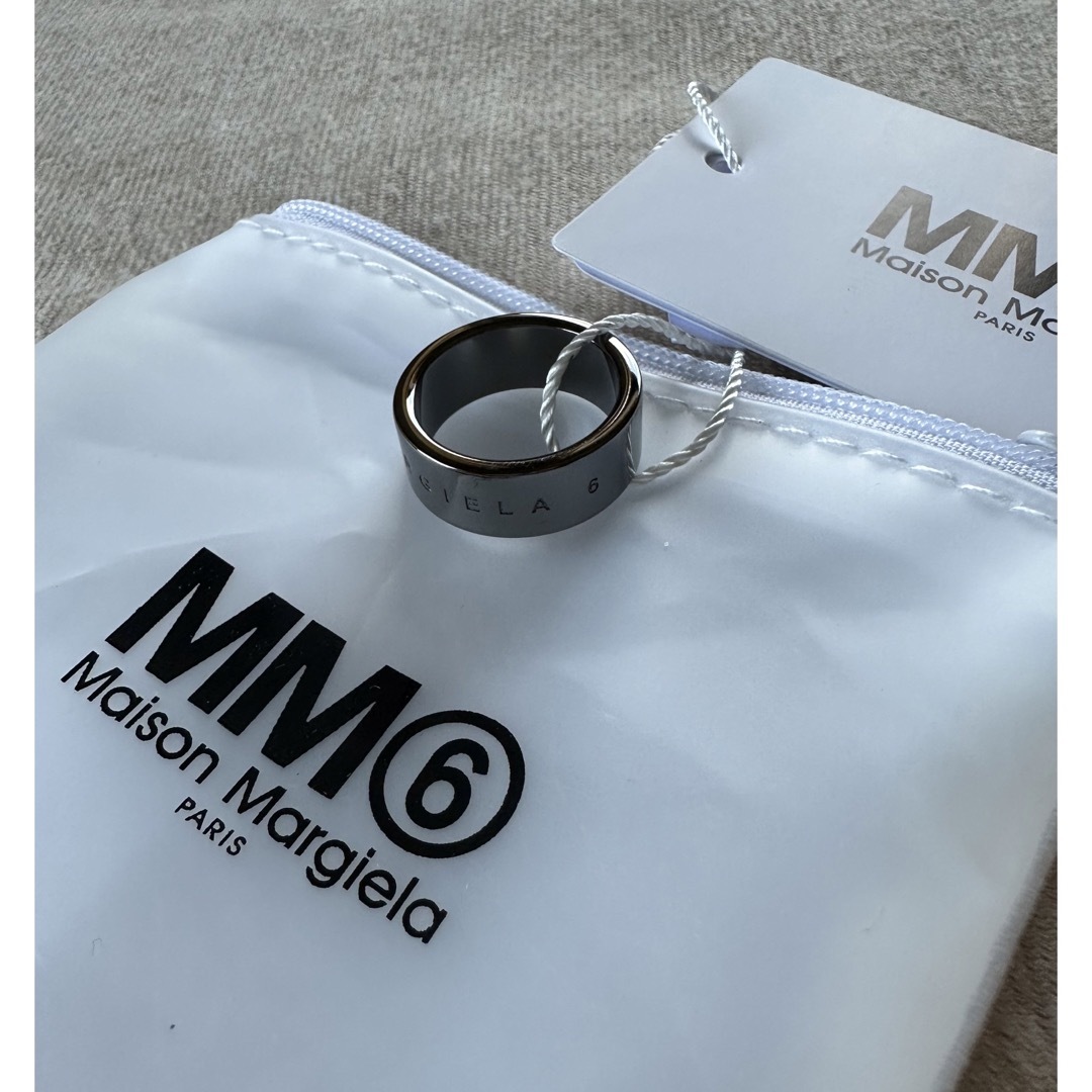 Maison Martin Margiela(マルタンマルジェラ)の3新品 メゾン マルジェラ MM6 ブランドロゴ リング ダークシルバー 指輪 レディースのアクセサリー(リング(指輪))の商品写真