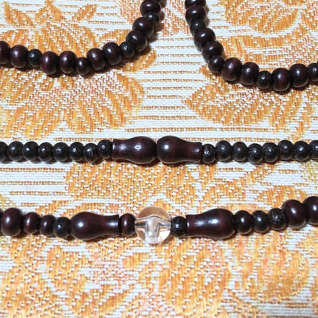 神秘的な茶褐色の長数珠　【新品・未使用・美品】 レディースのアクセサリー(ブレスレット/バングル)の商品写真