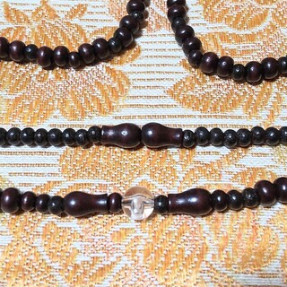 神秘的な茶褐色の長数珠　【新品・未使用・美品】(ブレスレット/バングル)