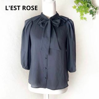 レストローズ(L'EST ROSE)のレストローズ  L'EST ROSE プリーツ襟 ボウタイブラウス ブラック(Tシャツ(長袖/七分))