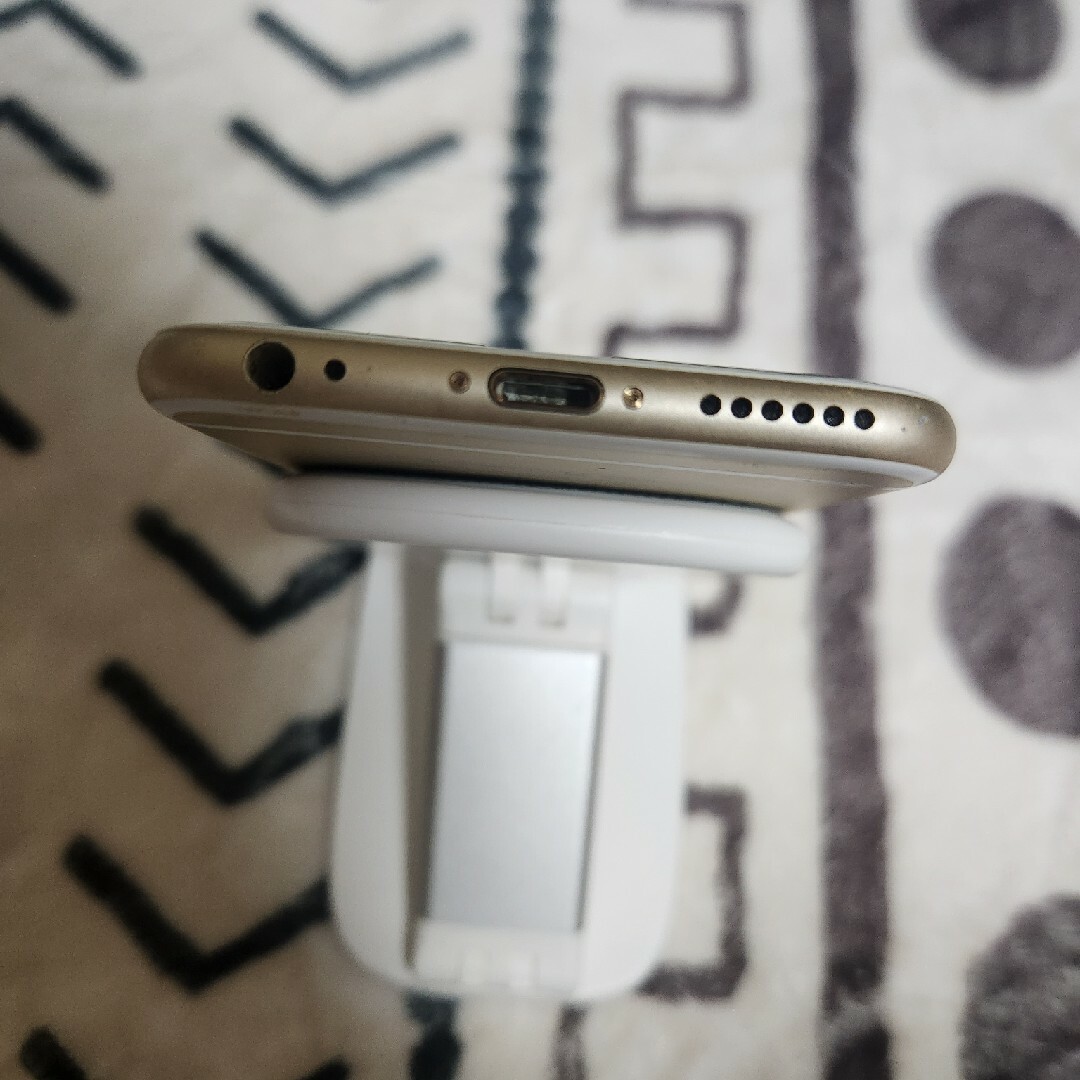 iPhone(アイフォーン)のiPhone6 64GB Gold au スマホ/家電/カメラのスマートフォン/携帯電話(スマートフォン本体)の商品写真