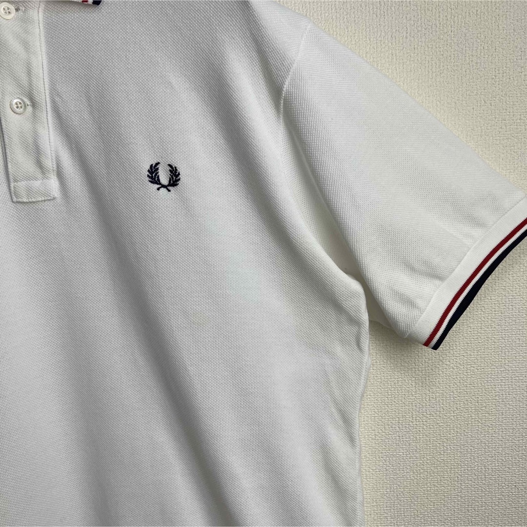 FRED PERRY(フレッドペリー)の大人気　フレッドペリー　ポロシャツ　ビンテージ　ホワイト　赤　紺　M 古着 メンズのトップス(ポロシャツ)の商品写真