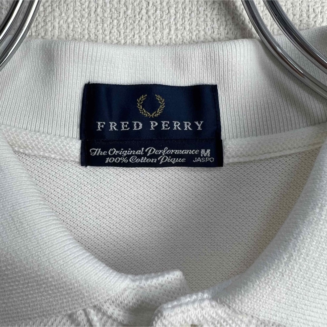 FRED PERRY(フレッドペリー)の大人気　フレッドペリー　ポロシャツ　ビンテージ　ホワイト　赤　紺　M 古着 メンズのトップス(ポロシャツ)の商品写真