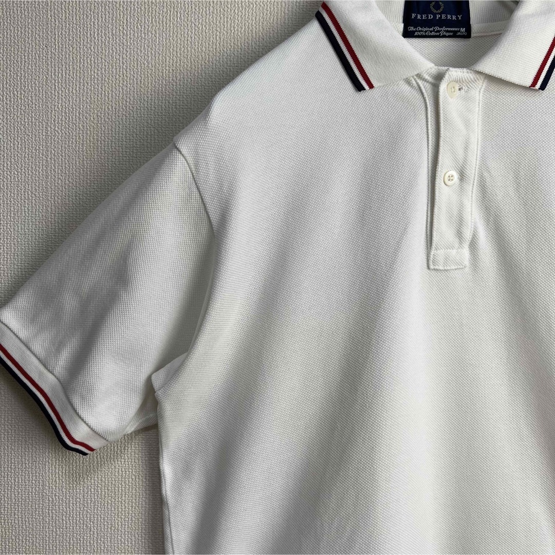 FRED PERRY(フレッドペリー)の大人気　フレッドペリー　ポロシャツ　ビンテージ　ホワイト　赤　紺　M 古着 メンズのトップス(ポロシャツ)の商品写真