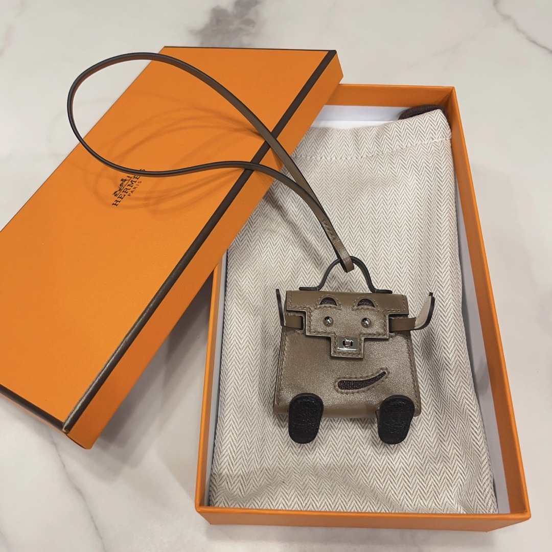 Hermes(エルメス)の新品・B刻印　エルメス　ケリードールチャーム　エトゥープ レディースのアクセサリー(チャーム)の商品写真