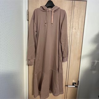 【tocco closet】パール付き裾フレアパーカーワンピース