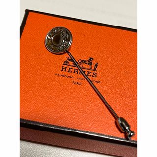 エルメス(Hermes)の美品　エルメス セリエ シルバーカラー艶ありピンブローチ (ブローチ/コサージュ)