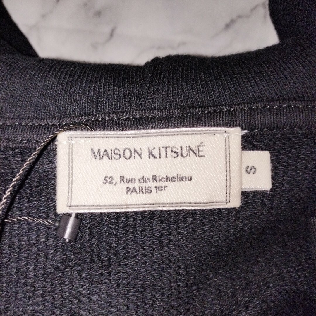 MAISON KITSUNE'(メゾンキツネ)の新品未使用 Mサイズ メゾンキツネ チラックス パーカー フーディー/ブラック メンズのトップス(パーカー)の商品写真