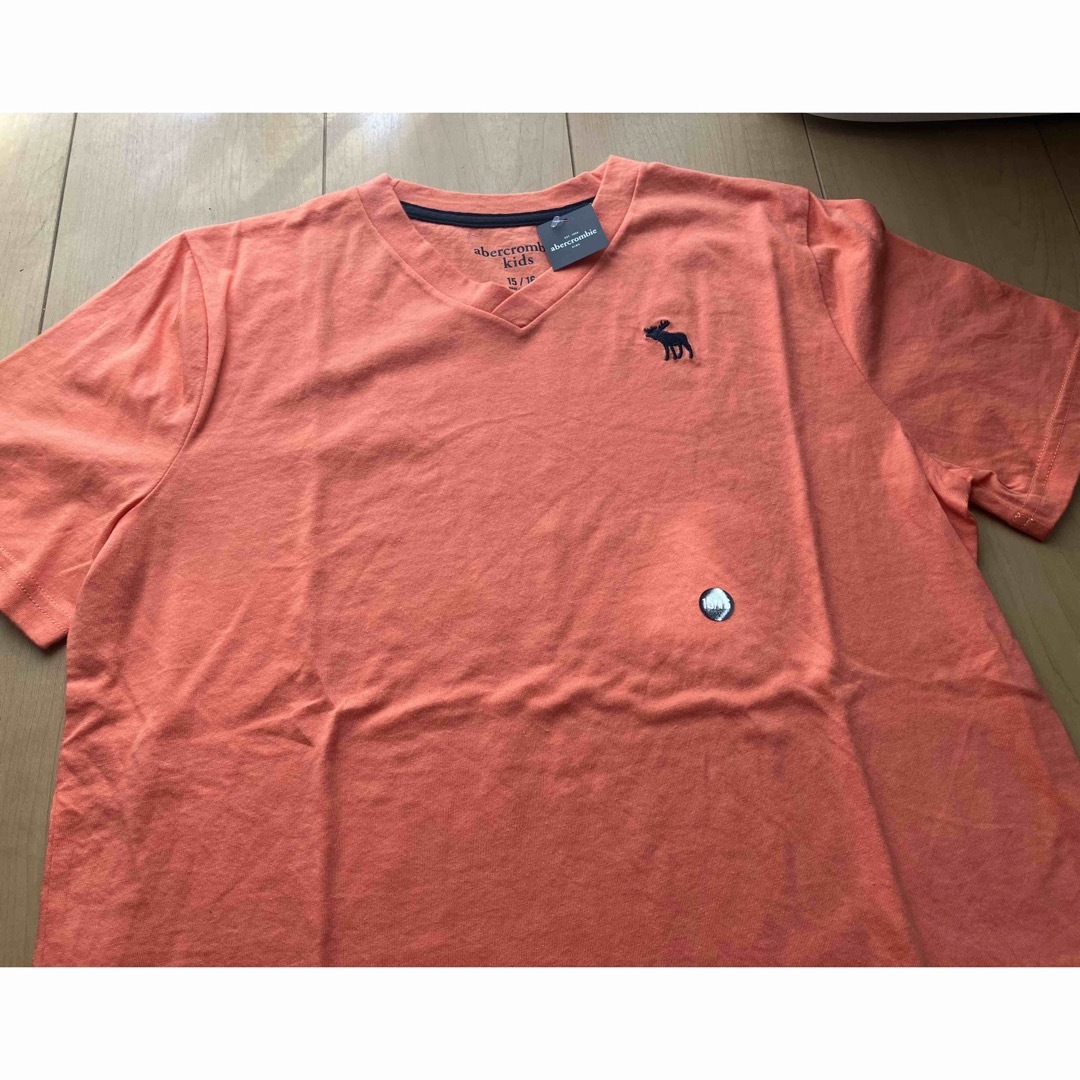 Abercrombie&Fitch(アバクロンビーアンドフィッチ)のアバクロ  VネックTシャツ　オレンジ　新品　160位 キッズ/ベビー/マタニティのキッズ服男の子用(90cm~)(Tシャツ/カットソー)の商品写真