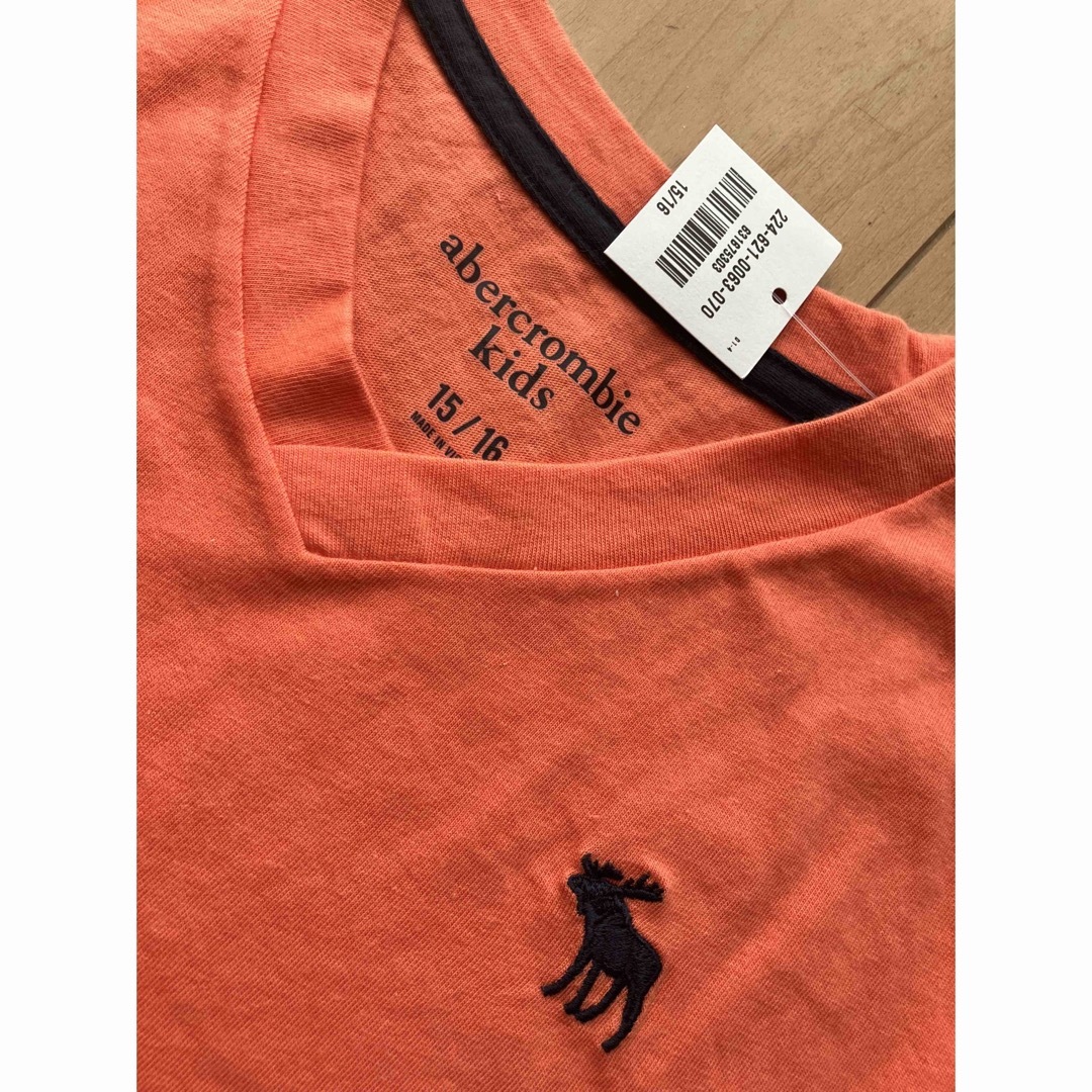 Abercrombie&Fitch(アバクロンビーアンドフィッチ)のアバクロ  VネックTシャツ　オレンジ　新品　160位 キッズ/ベビー/マタニティのキッズ服男の子用(90cm~)(Tシャツ/カットソー)の商品写真