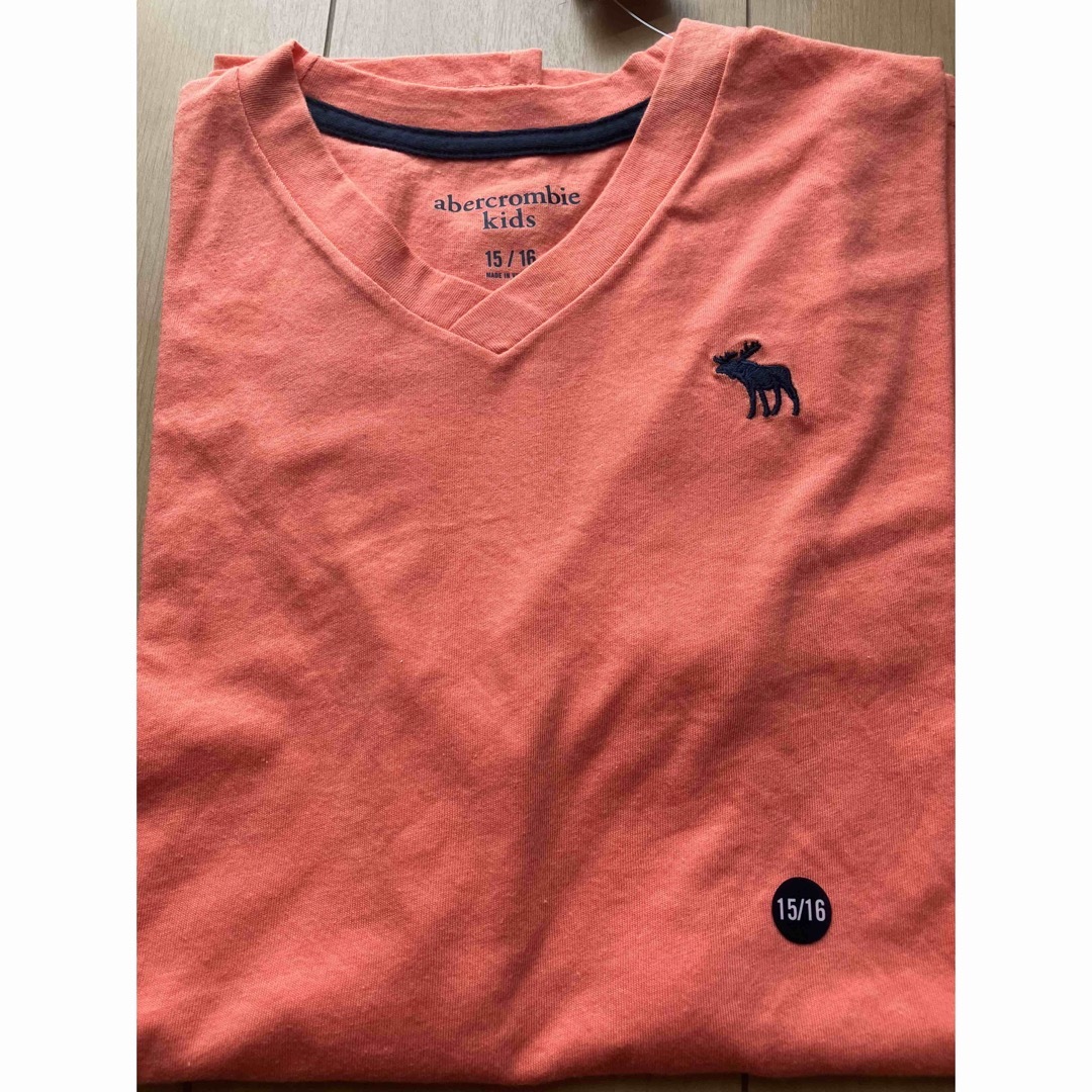 Abercrombie&Fitch(アバクロンビーアンドフィッチ)のアバクロ  VネックTシャツ　オレンジ　新品　160位 キッズ/ベビー/マタニティのキッズ服男の子用(90cm~)(Tシャツ/カットソー)の商品写真