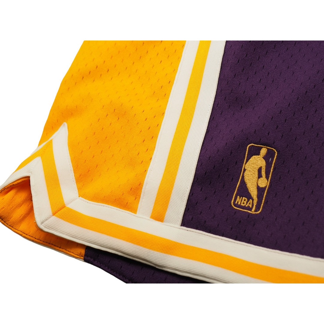 極美品 JUST DON ジャストドン レイカーズ ショートパンツ イエロー パープル NBA SHORNG18321-LAL サイズM 中古 53784 メンズのパンツ(ショートパンツ)の商品写真