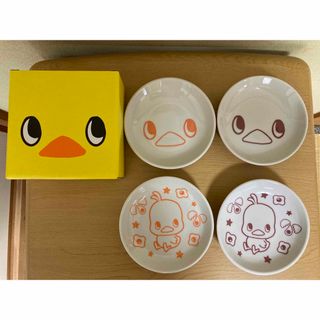 ニッシンショクヒン(日清食品)のチキンラーメンひよこちゃん　オリジナル小皿4枚(ノベルティグッズ)