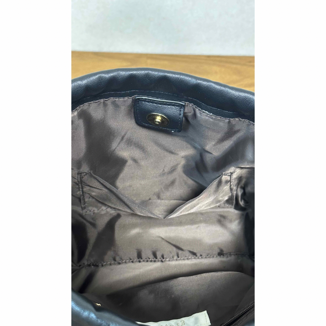 grove(グローブ)の巾着2WAYファーチャーム付きショルダー レディースのバッグ(ショルダーバッグ)の商品写真