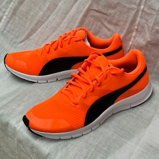 PUMA - 新品未使用品 PUMA プーマ 26.0cm ランニングシューズ オレンジ