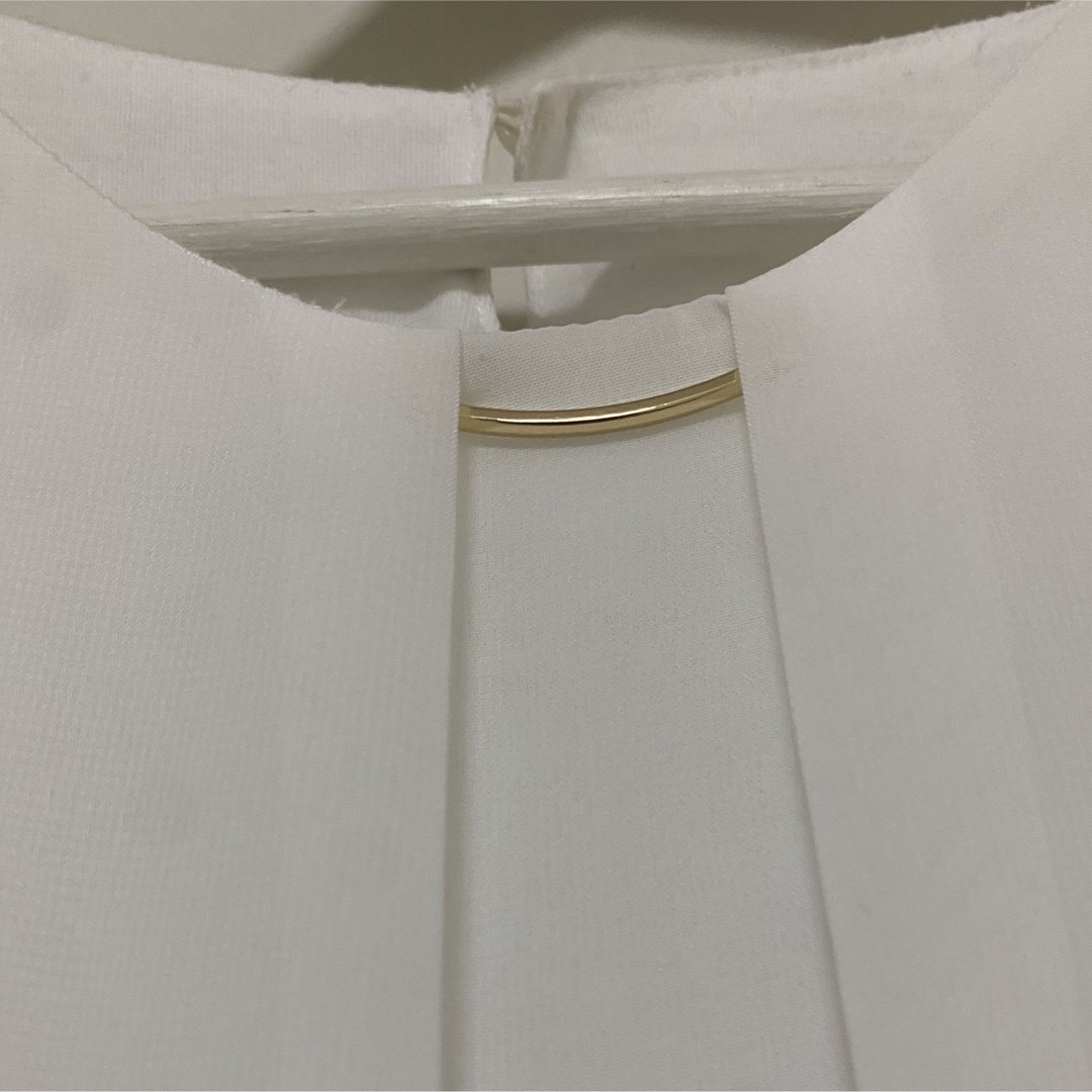 半袖シフォンブラウス　ホワイト　オフィス　 レディースのトップス(シャツ/ブラウス(半袖/袖なし))の商品写真