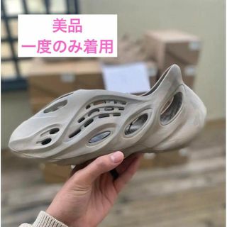 イージー(YEEZY（adidas）)の【美品】 アディダス イージー フォーム ランナー ストーンセージ(サンダル)