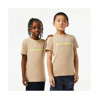 ラコステ(LACOSTE)の【ベージュ】BOYS グラフィカルブランドネームロゴTシャツ(その他)