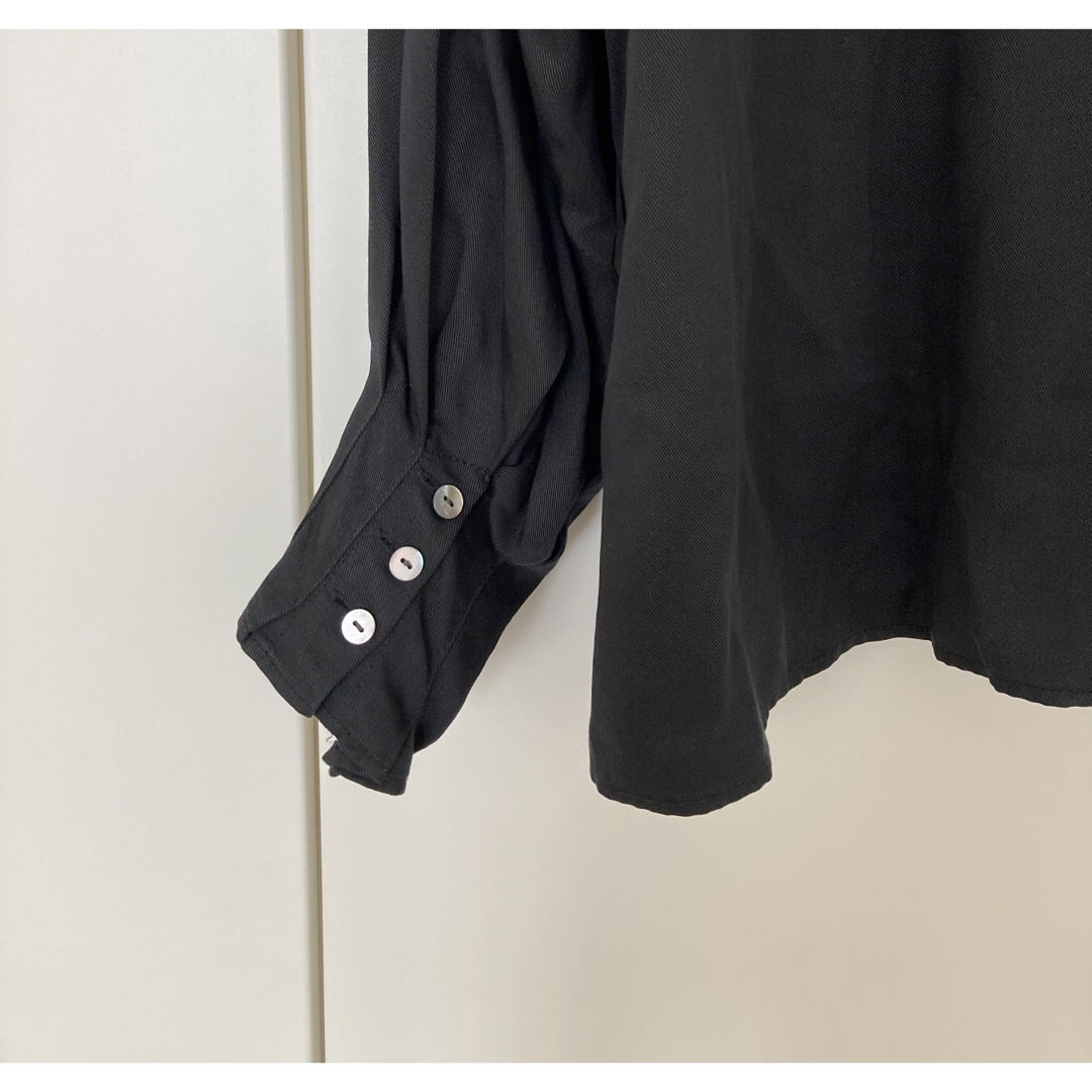 moussy(マウジー)のM_ SLEEVE TUCKED SHIRTS スリーブタックシャツ レディースのトップス(シャツ/ブラウス(長袖/七分))の商品写真