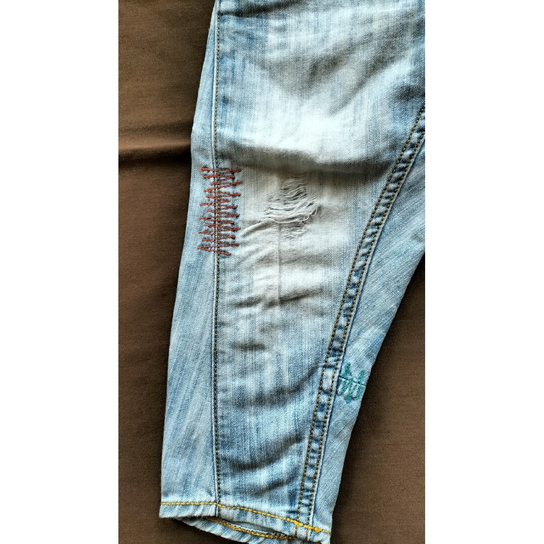 BOOHOMES　ダメージジーンズ　サイズ100 キッズ/ベビー/マタニティのキッズ服男の子用(90cm~)(パンツ/スパッツ)の商品写真