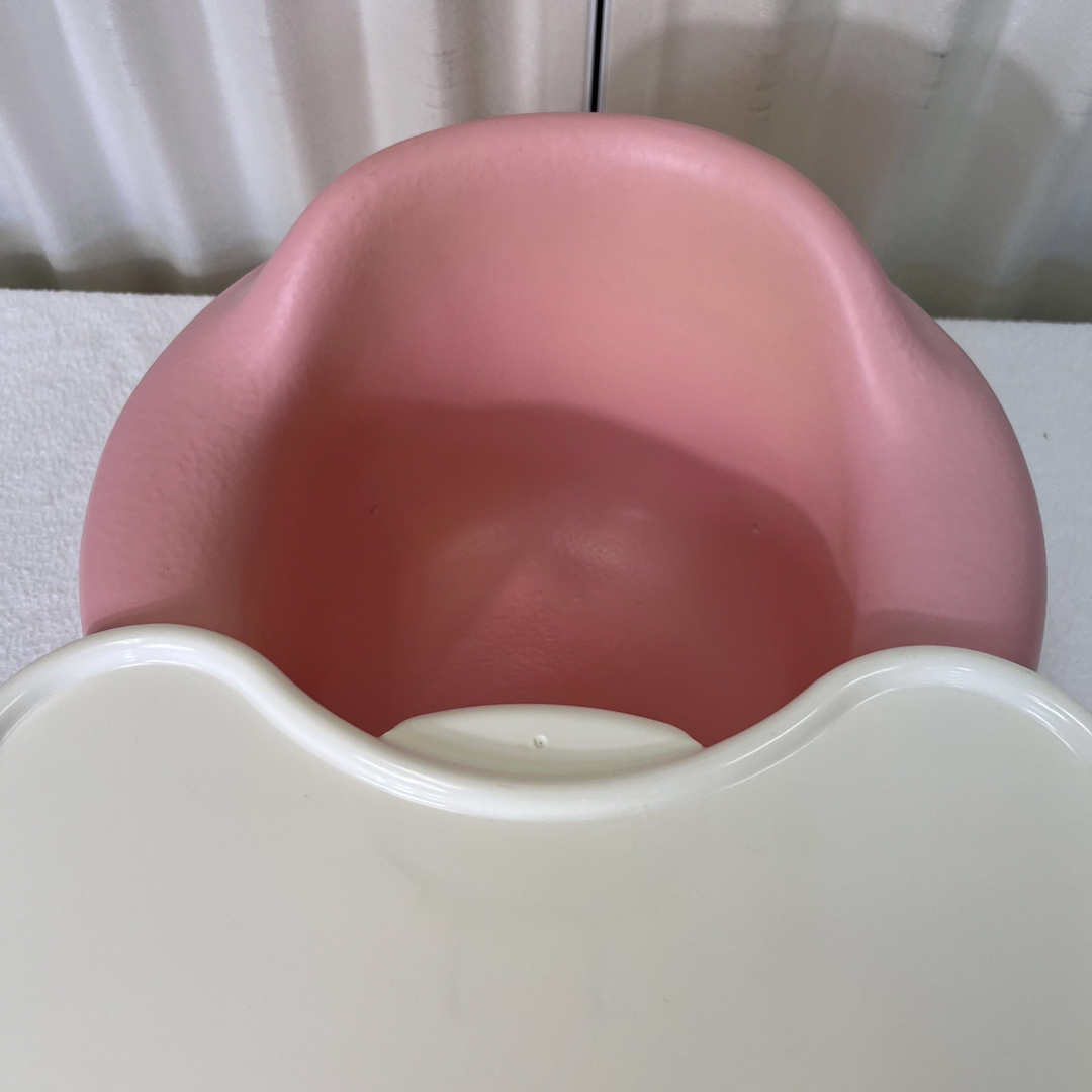 Bumbo(バンボ)の除菌洗浄済　☆美品☆　バンボ　ベビーソファー　トレイ＆未使用腰ベルト付　桜ピンク キッズ/ベビー/マタニティのキッズ/ベビー/マタニティ その他(その他)の商品写真