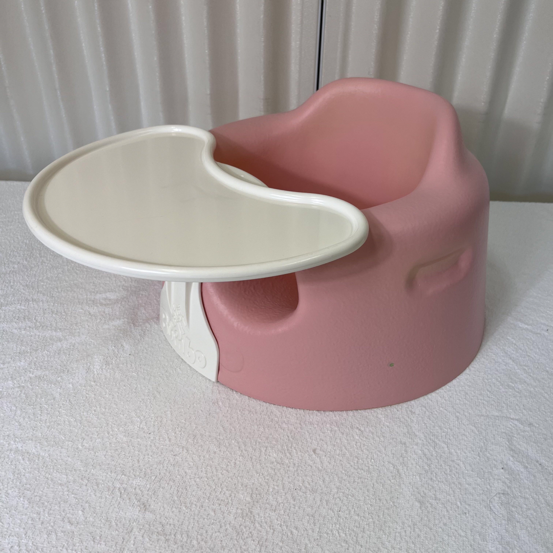 Bumbo(バンボ)の除菌洗浄済　☆美品☆　バンボ　ベビーソファー　トレイ＆未使用腰ベルト付　桜ピンク キッズ/ベビー/マタニティのキッズ/ベビー/マタニティ その他(その他)の商品写真