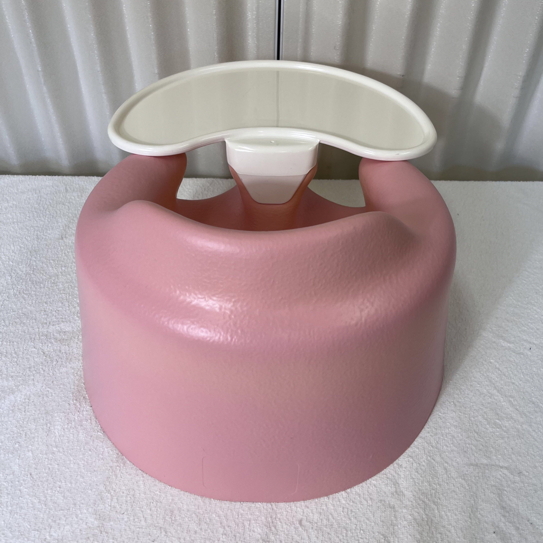 Bumbo(バンボ)の除菌洗浄済　☆美品☆　バンボ　ベビーソファー　トレイ＆未使用腰ベルト付　桜ピンク キッズ/ベビー/マタニティのキッズ/ベビー/マタニティ その他(その他)の商品写真