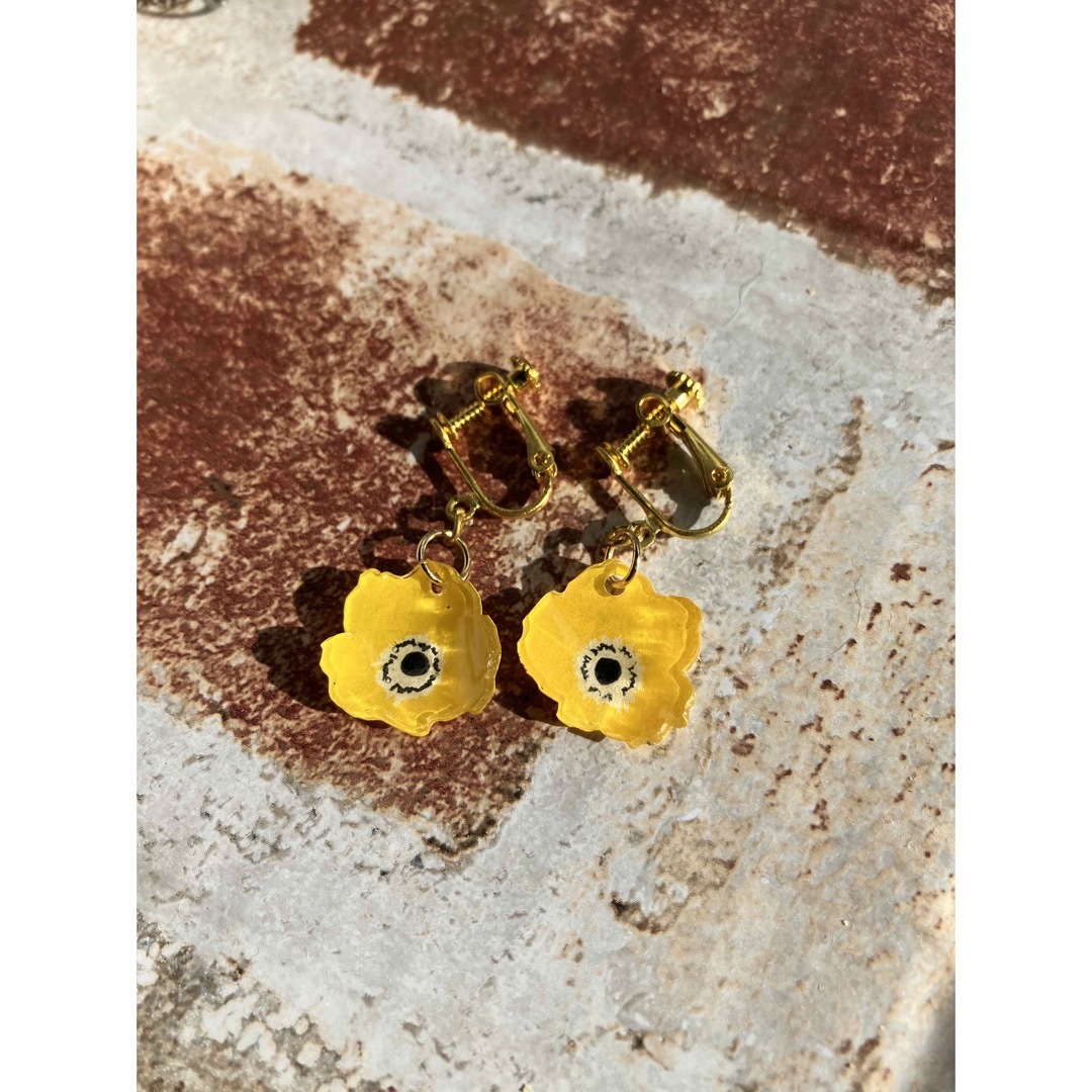 アネモネイヤリング 黄 ハンドメイドのアクセサリー(イヤリング)の商品写真