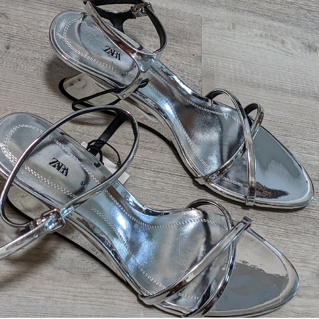 ZARA(ザラ)のZARA　メタリック ウェッジソール サンダル　38サイズ　シルバー レディースの靴/シューズ(ハイヒール/パンプス)の商品写真