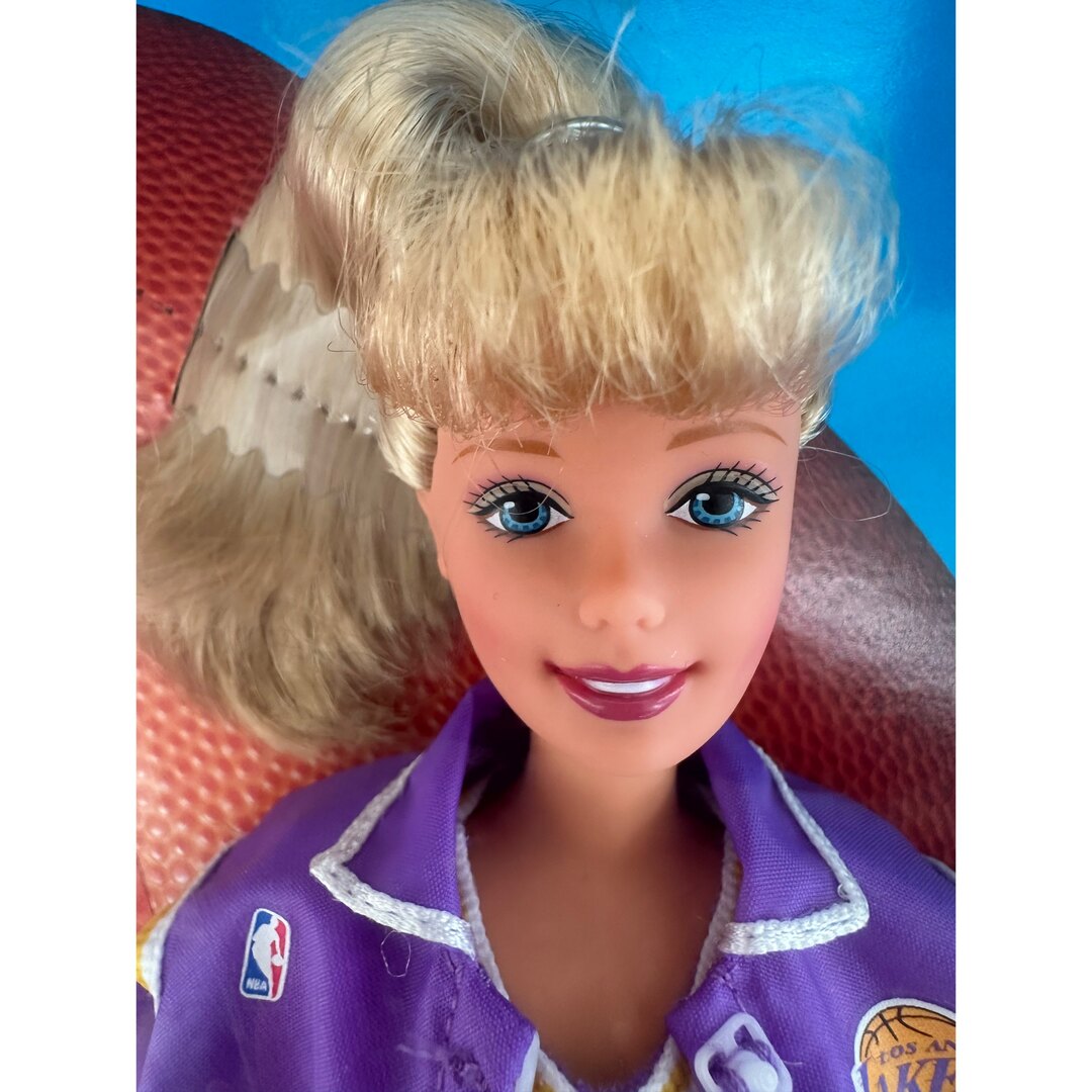 Barbie(バービー)の1998年バービーBarbieロサンゼルス　レイカーズ　ヴィンテージ  バスケ キッズ/ベビー/マタニティのおもちゃ(ぬいぐるみ/人形)の商品写真