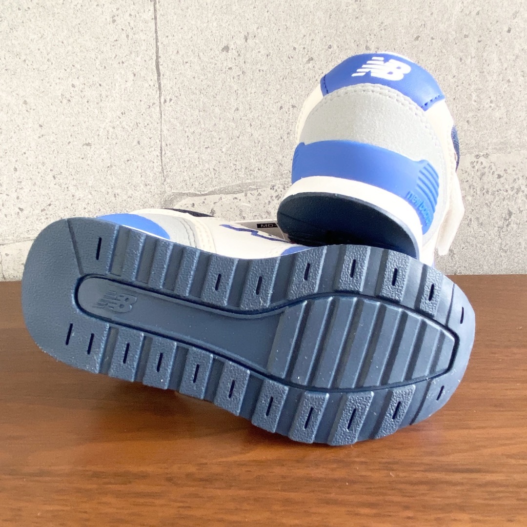 New Balance(ニューバランス)の【新品】14.5センチ ホワイト×ブルー ニューバランス スニーカー キッズ キッズ/ベビー/マタニティのキッズ靴/シューズ(15cm~)(スニーカー)の商品写真