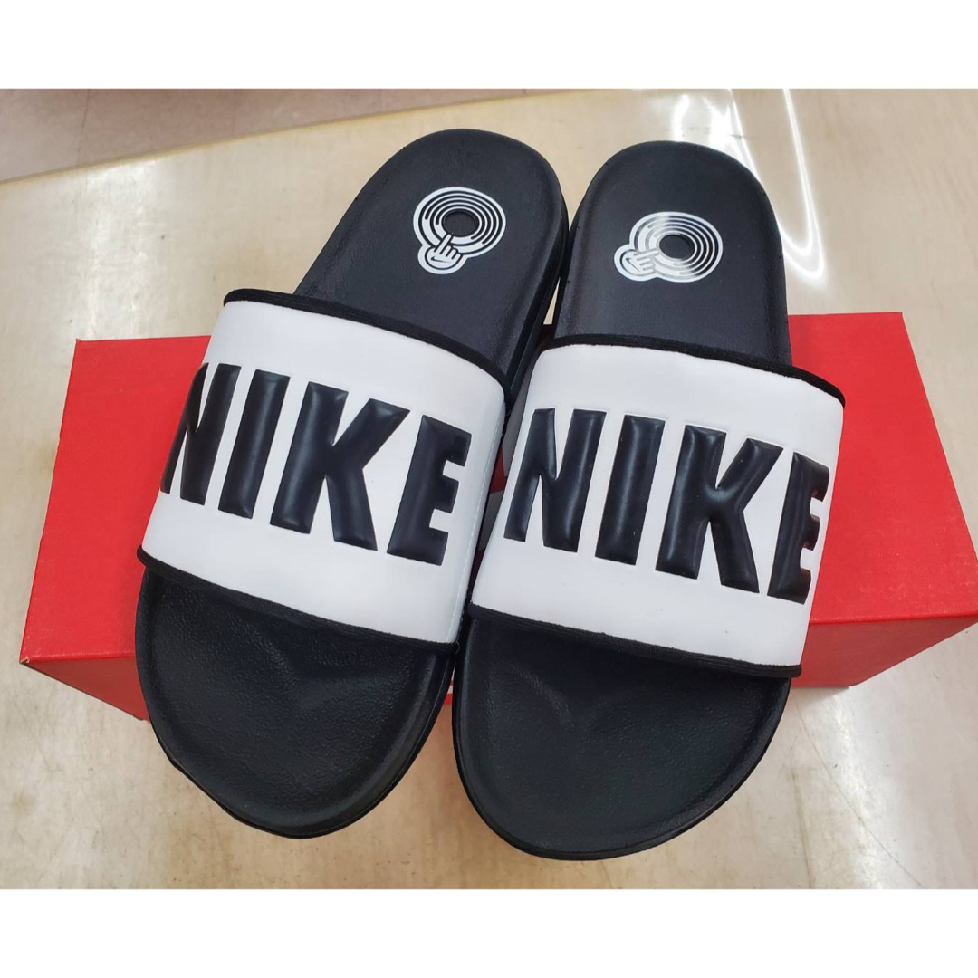 NIKE(ナイキ)のNIKEナイキ wmnsオフコートスライド 26.0cmメンズ シャワーサンダル メンズの靴/シューズ(サンダル)の商品写真