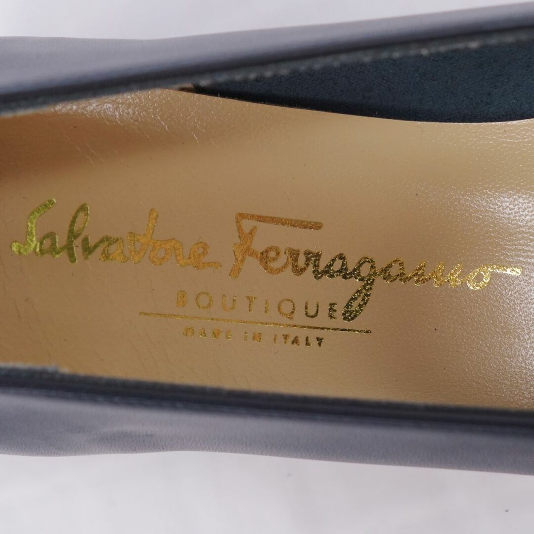 Salvatore Ferragamo(サルヴァトーレフェラガモ)の未使用 サルヴァトーレ フェラガモ Salvatore Ferragamo パンプス ヒール リボン カーフレザー シューズ レディース 10AA(27.5cm相当) ネイビー レディースの靴/シューズ(ハイヒール/パンプス)の商品写真