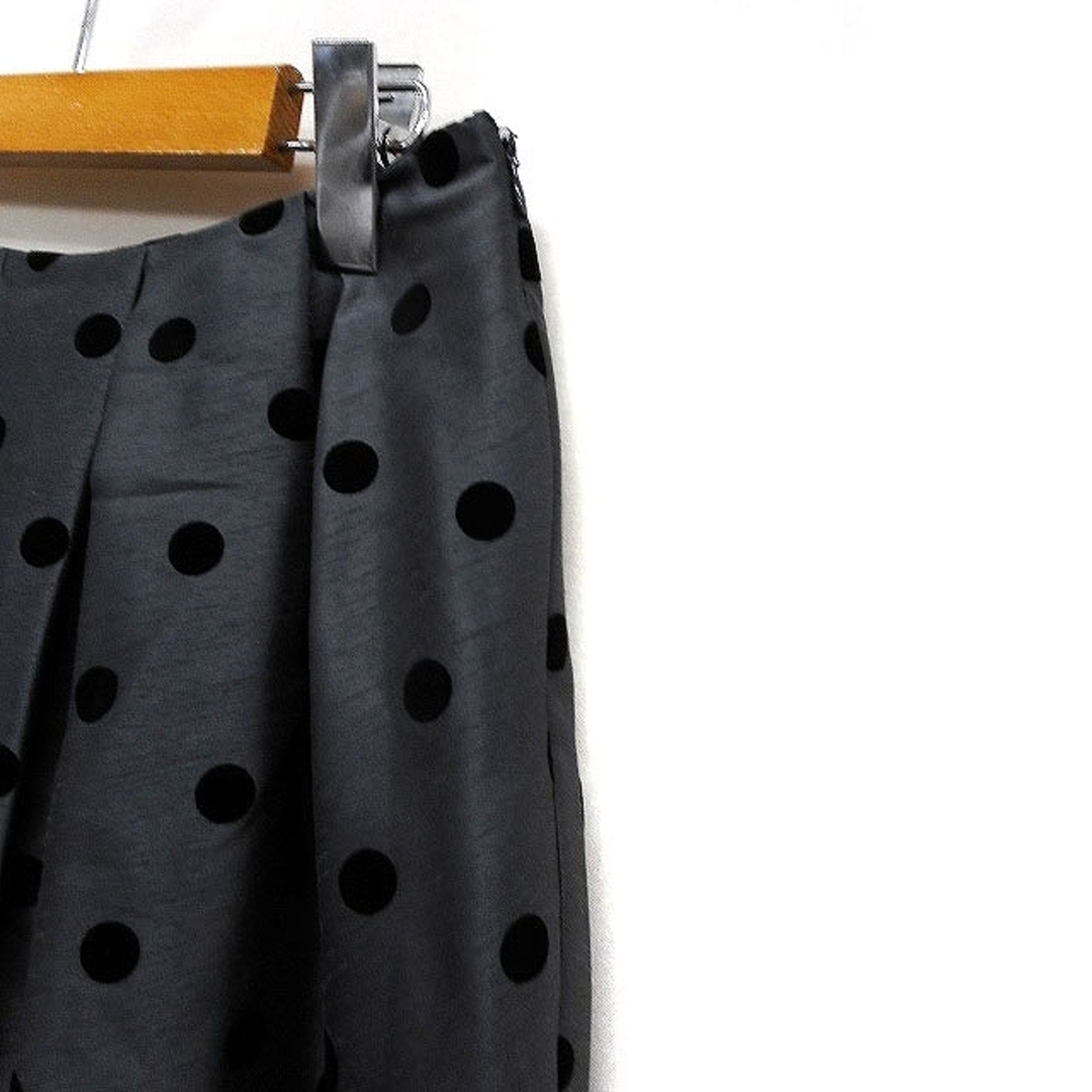 ROPE’(ロペ)のロペ ROPE ドット柄 タック フレアスカート ひざ丈 38 グレー 灰 レディースのスカート(ひざ丈スカート)の商品写真