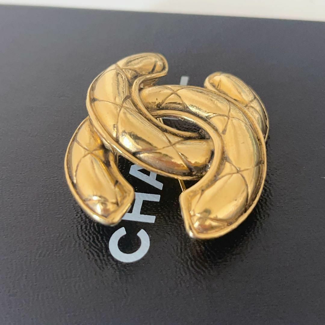 CHANEL(シャネル)のCHANEL シャネル マトラッセ ブローチ ココマーク ゴールド アクセサリー レディースのアクセサリー(ブローチ/コサージュ)の商品写真