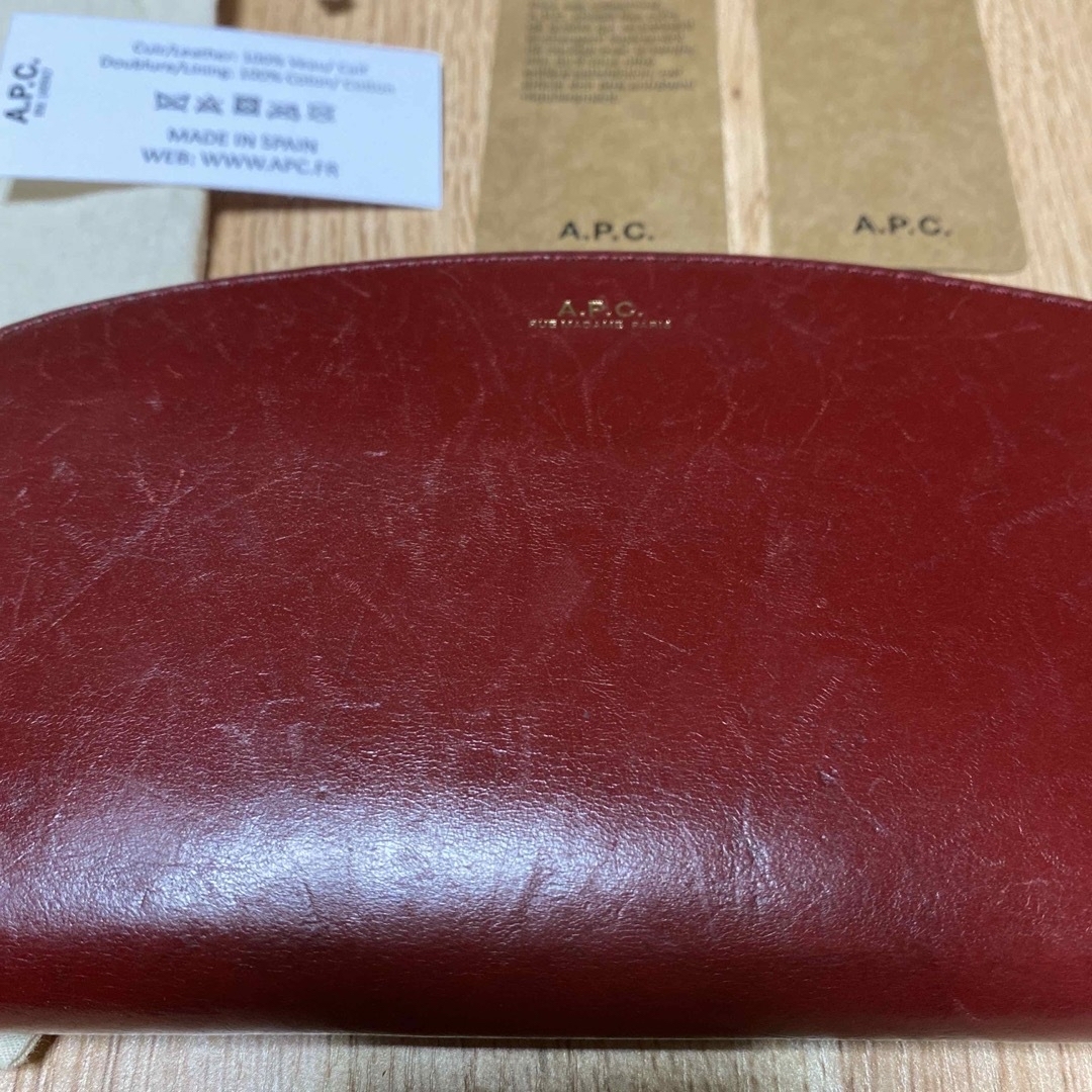 A.P.C(アーペーセー)のアーペーセー ハーフムーン ウォレット dark red レディースのファッション小物(財布)の商品写真