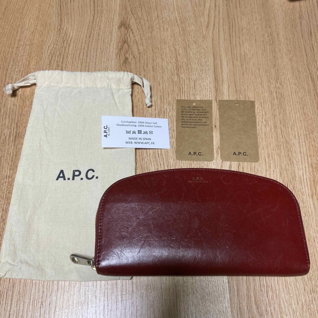A.P.C - アーペーセー ハーフムーン ウォレット dark redの通販 by と