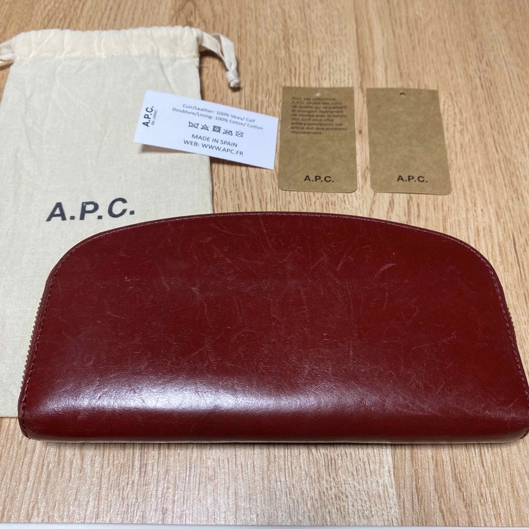 A.P.C(アーペーセー)のアーペーセー ハーフムーン ウォレット dark red レディースのファッション小物(財布)の商品写真