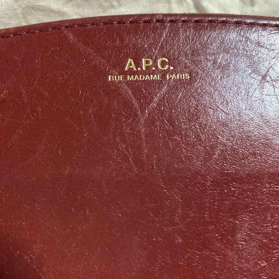 A.P.C(アーペーセー)のアーペーセー ハーフムーン ウォレット dark red レディースのファッション小物(財布)の商品写真