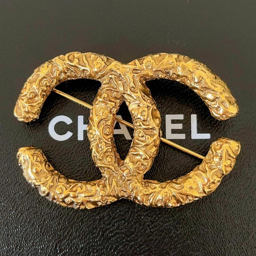 CHANEL(シャネル)のCHANEL シャネル 93A ココマーク 溶岩 ブローチ ゴールド レディースのアクセサリー(ブローチ/コサージュ)の商品写真