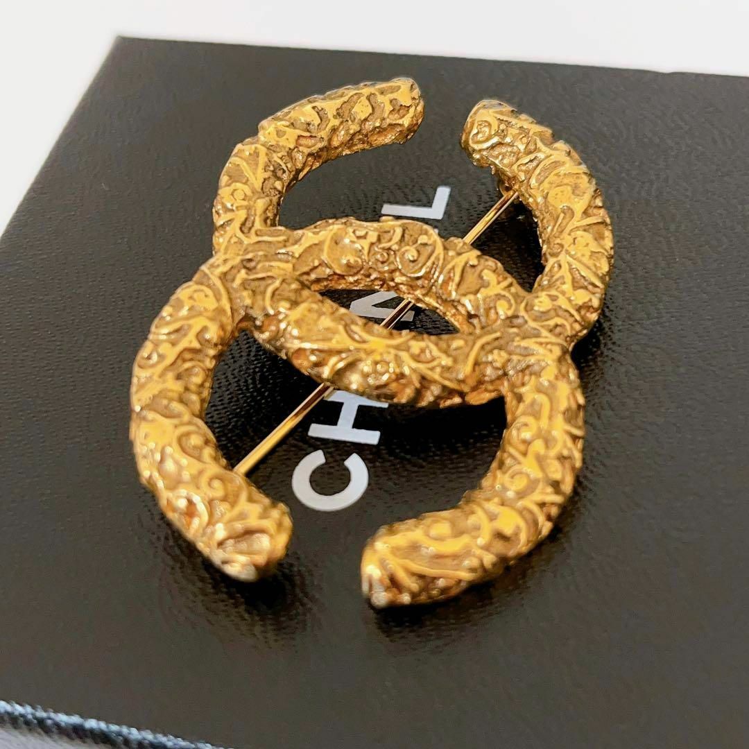 CHANEL(シャネル)のCHANEL シャネル 93A ココマーク 溶岩 ブローチ ゴールド レディースのアクセサリー(ブローチ/コサージュ)の商品写真