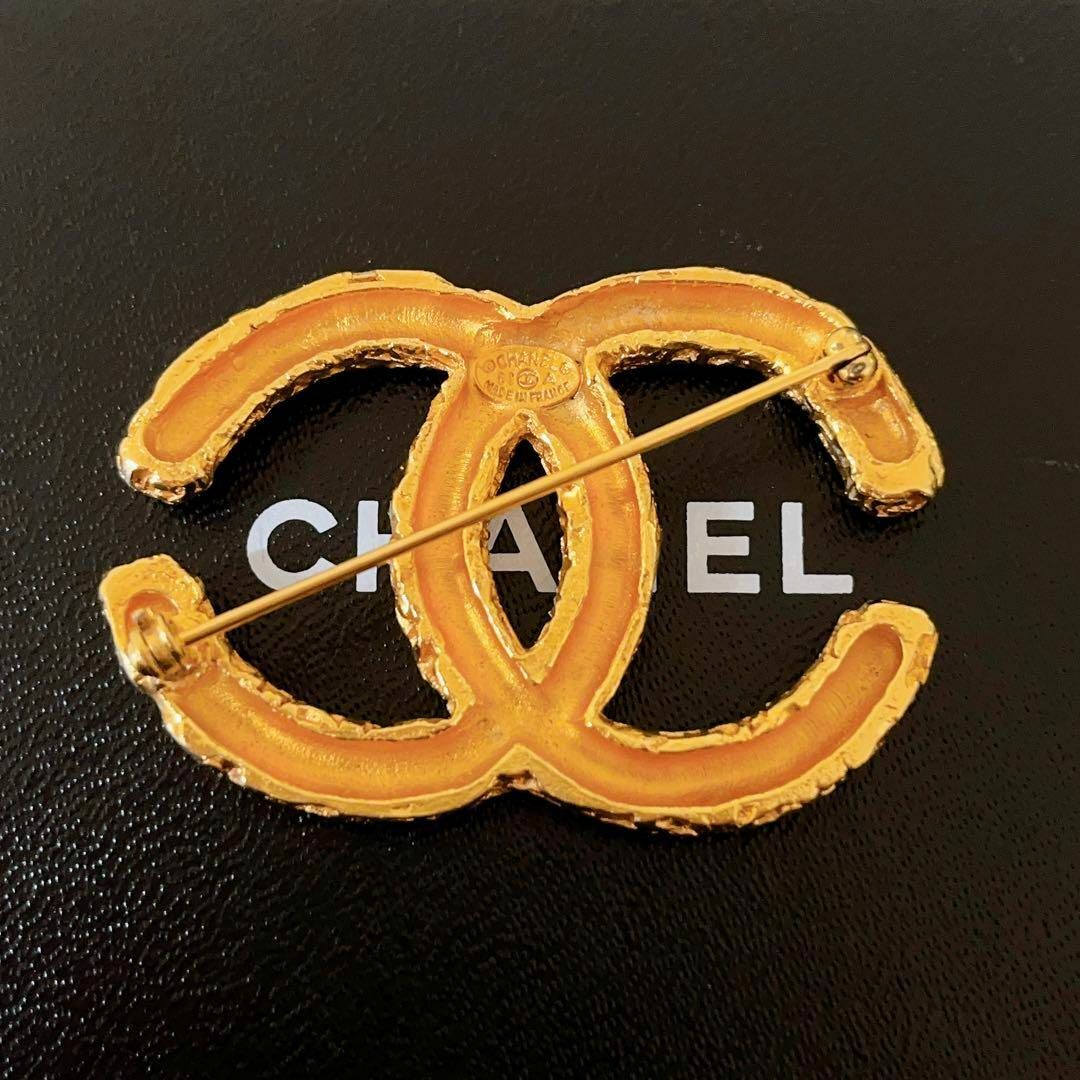 CHANEL(シャネル)のCHANEL シャネル 93A ココマーク 溶岩 ブローチ ゴールド レディースのアクセサリー(ブローチ/コサージュ)の商品写真