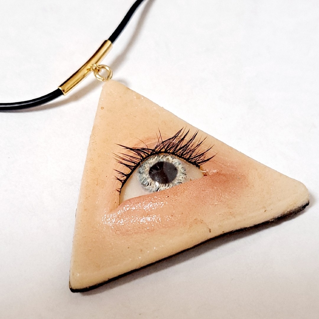 MALICIOUS.X TRIANGLE BLUE EYE NECKLACE 1