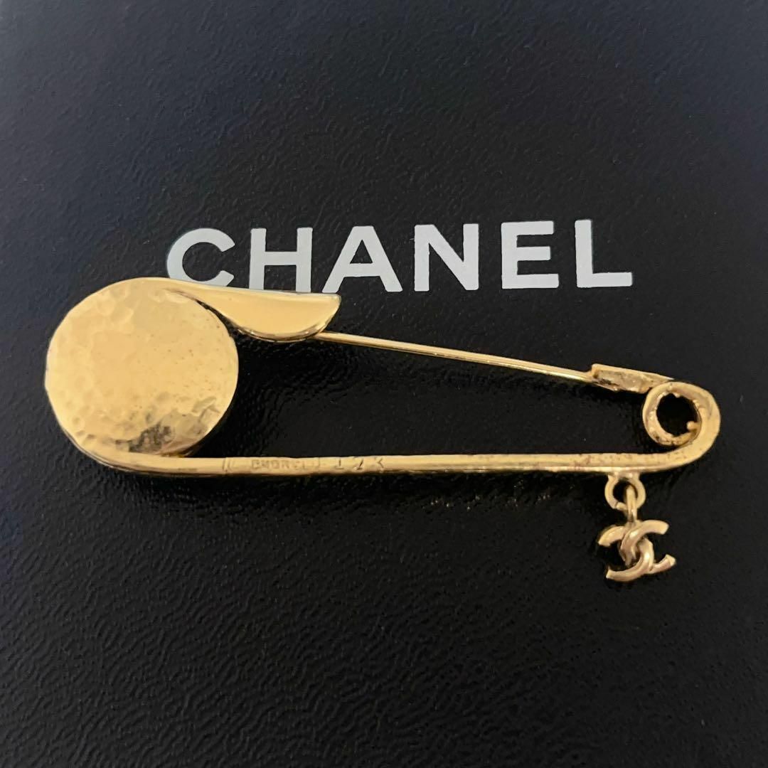 CHANEL(シャネル)のCHANEL シャネル ブローチ 安全ピン フェイクパール ココマーク ゴールド レディースのアクセサリー(ブローチ/コサージュ)の商品写真