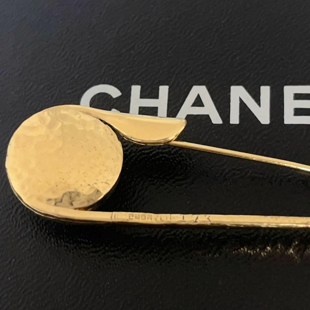 CHANEL(シャネル)のCHANEL シャネル ブローチ 安全ピン フェイクパール ココマーク ゴールド レディースのアクセサリー(ブローチ/コサージュ)の商品写真