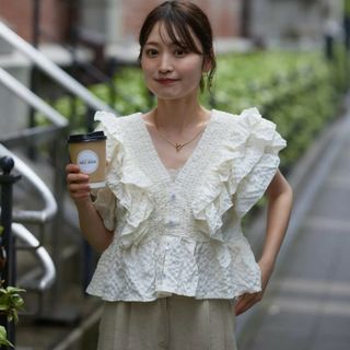 スナイデル(SNIDEL)のneam  FRILL GIRLY BLOUSE(シャツ/ブラウス(半袖/袖なし))