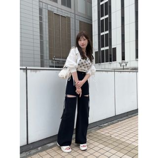 who's who Chico - Chico チコ サイドベルトスリットデニムパンツ