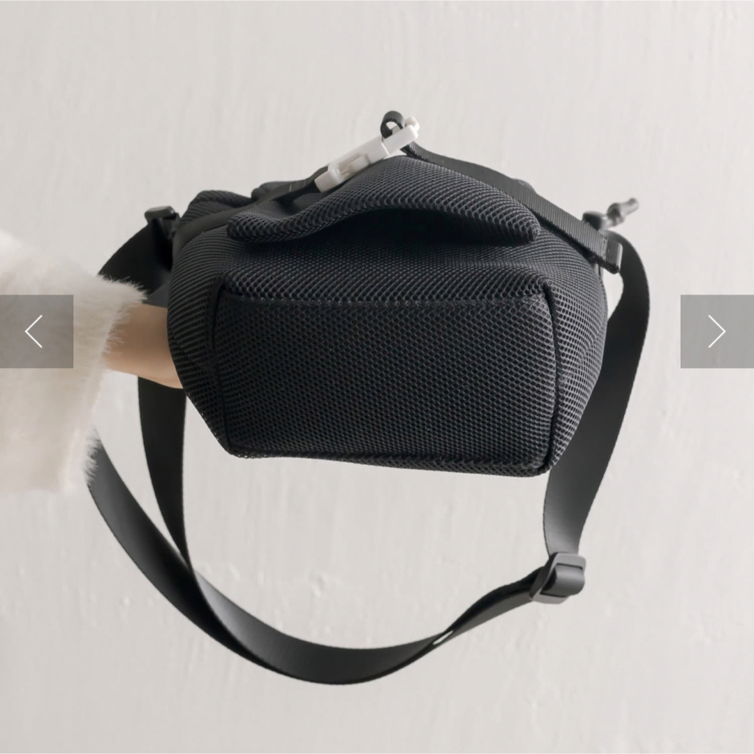 ear PAPILLONNER(イアパピヨネ)のイアパピヨネ　メッシュバックルショルダーバッグ　ブラック レディースのバッグ(ショルダーバッグ)の商品写真