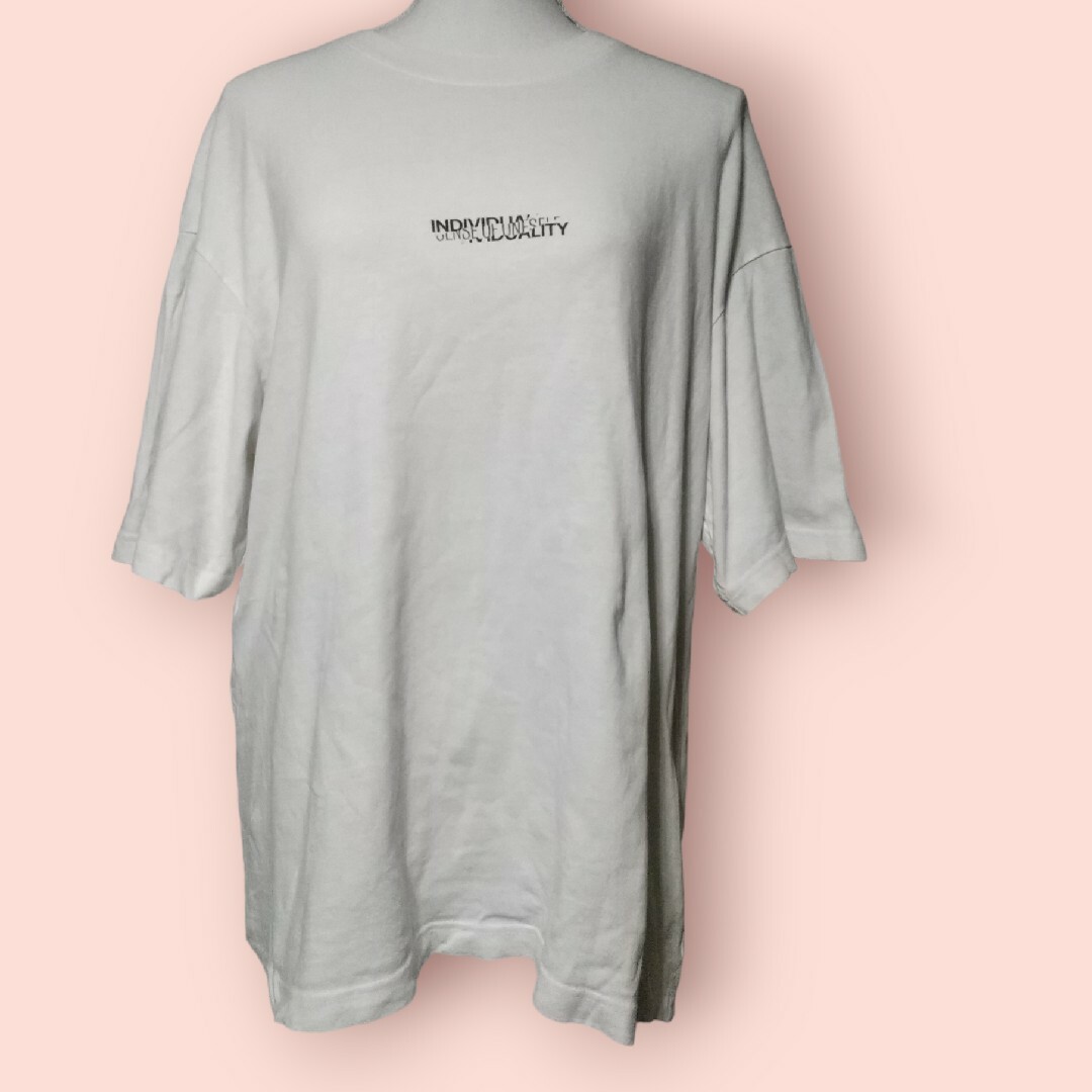 GU(ジーユー)の208 GU 白 バック半袖 プリント ロゴ Tシャツ シンプル 合わせやすい メンズのトップス(Tシャツ/カットソー(七分/長袖))の商品写真